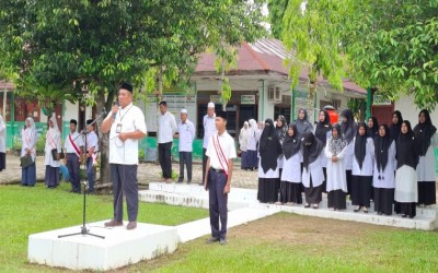 Kepala Tata Usaha MTsN 2 Aceh Timur Ajak Peserta Didik Maknai Upacara Sebagai Bentuk Penghormatan dan Disiplin