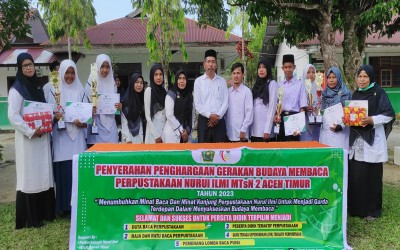 Perpustakaan Nurul Ilmi MTsN 2 Aceh Timur Menyerahkan Piagam Penghargaan Untuk Peserta Didik Dalam Rangka Gerakan Budaya Membaca