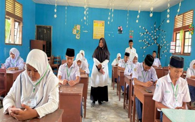 Ujian Madrasah Berbasis CAT di MTsN 2 Aceh Timur Berjalan Lancar, Kepala Madrasah dan Pengawas Lakukan Pemantauan Langsung