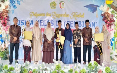 MTsN 2 Aceh Timur Berikan Penghargaan kepada Siswa Terbaik Pada Kegiatan Pelepasan dan Penyerahan Kembali Siswa Kelas IX